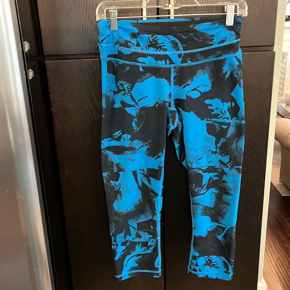 EUC Lucy Capri yoga pants.  No signs of wear.